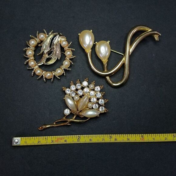 Vintage Lot of Three Faux Pearl Gold Tone Icy Clear Rhinestone Brooch Pins - Picture 7 of 7